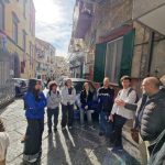 docente e studenti durante una lezione itinerante